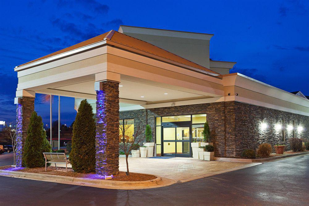 Holiday Inn Express & Suites Greensboro - I-40 Atwendover, An Ihg Hotel Ngoại thất bức ảnh