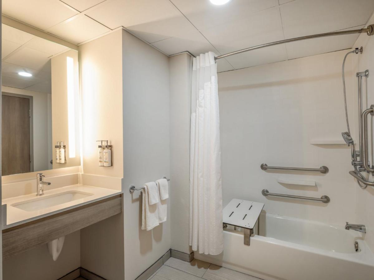 Holiday Inn Express & Suites Greensboro - I-40 Atwendover, An Ihg Hotel Ngoại thất bức ảnh