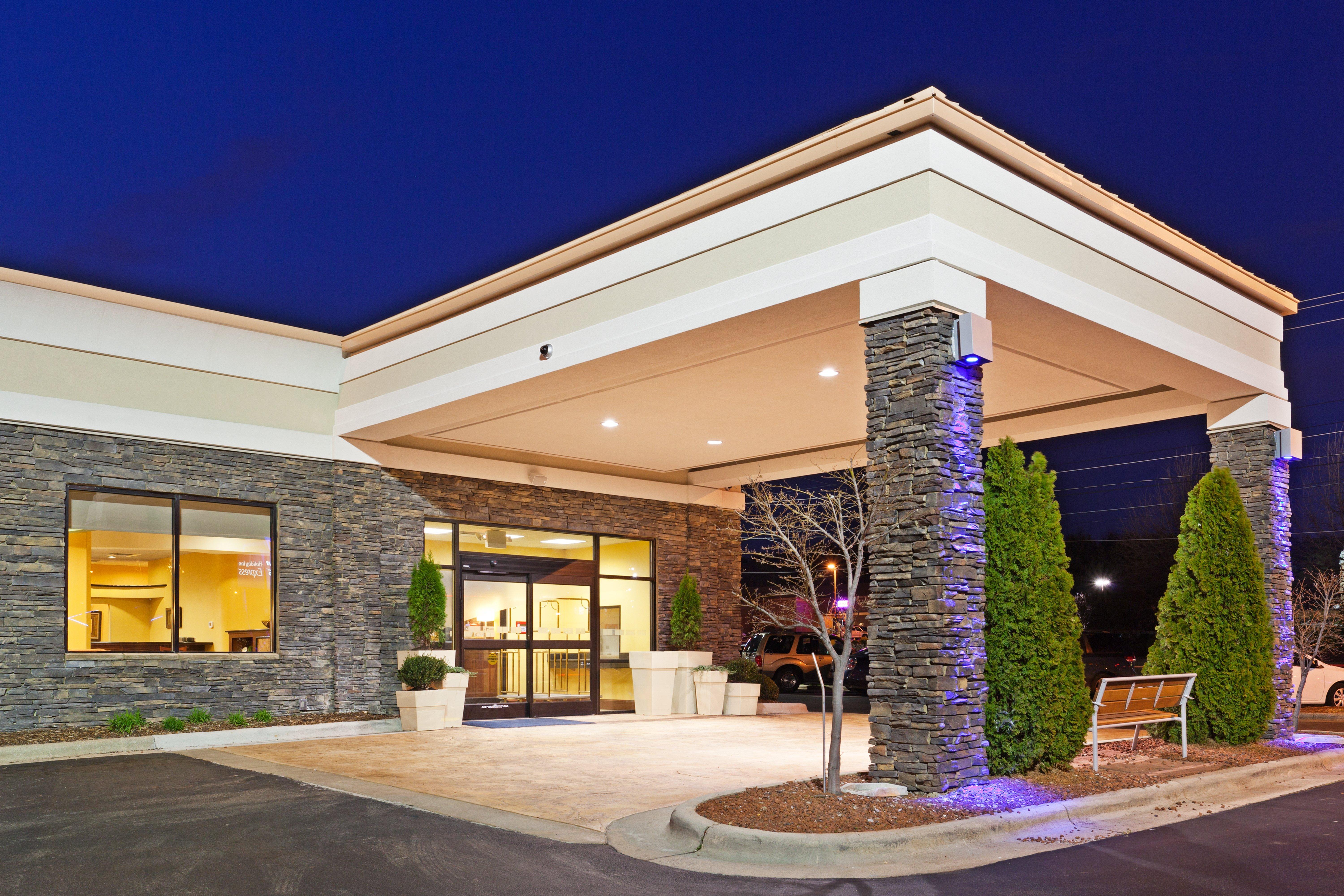 Holiday Inn Express & Suites Greensboro - I-40 Atwendover, An Ihg Hotel Ngoại thất bức ảnh